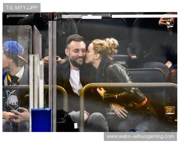 佩雷拉与女友特蕾西高调公开恋情，跨年夜热吻秀恩爱